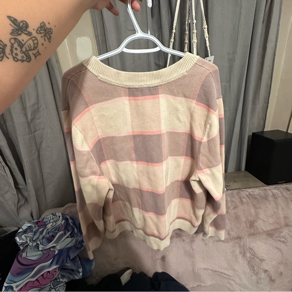 Plaid V Neck Sweater • Vans • Large - Picture 2 of 3
